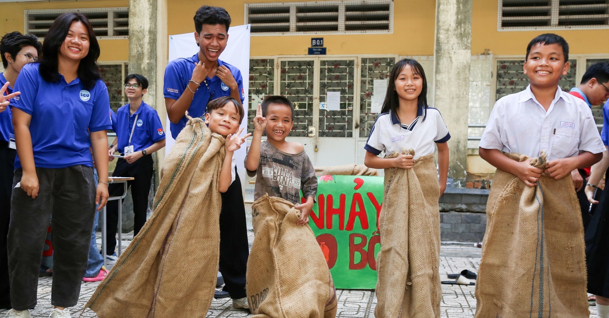 Ngày Hội Đoàn Kết Khu Dân Cư: Sức Khỏe, Mua Sắm Giá Tốt, Cùng Khám Bệnh Miễn Phí!