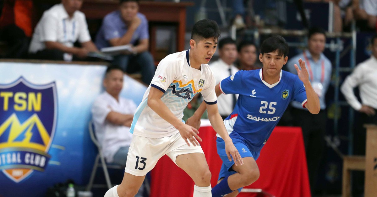 Ca sĩ Hoàng Bách có hành động đặc biệt với futsal Việt Nam