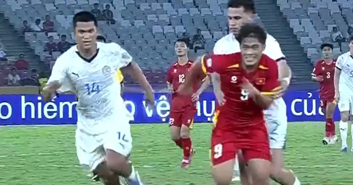 Trọng tài đuổi nhầm cầu thủ ở trận Việt Nam thắng Philippines