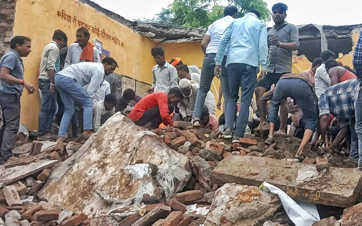 V Indiji se je porušila osnovna šola, umrlo je najmanj štiri šolske otroke.