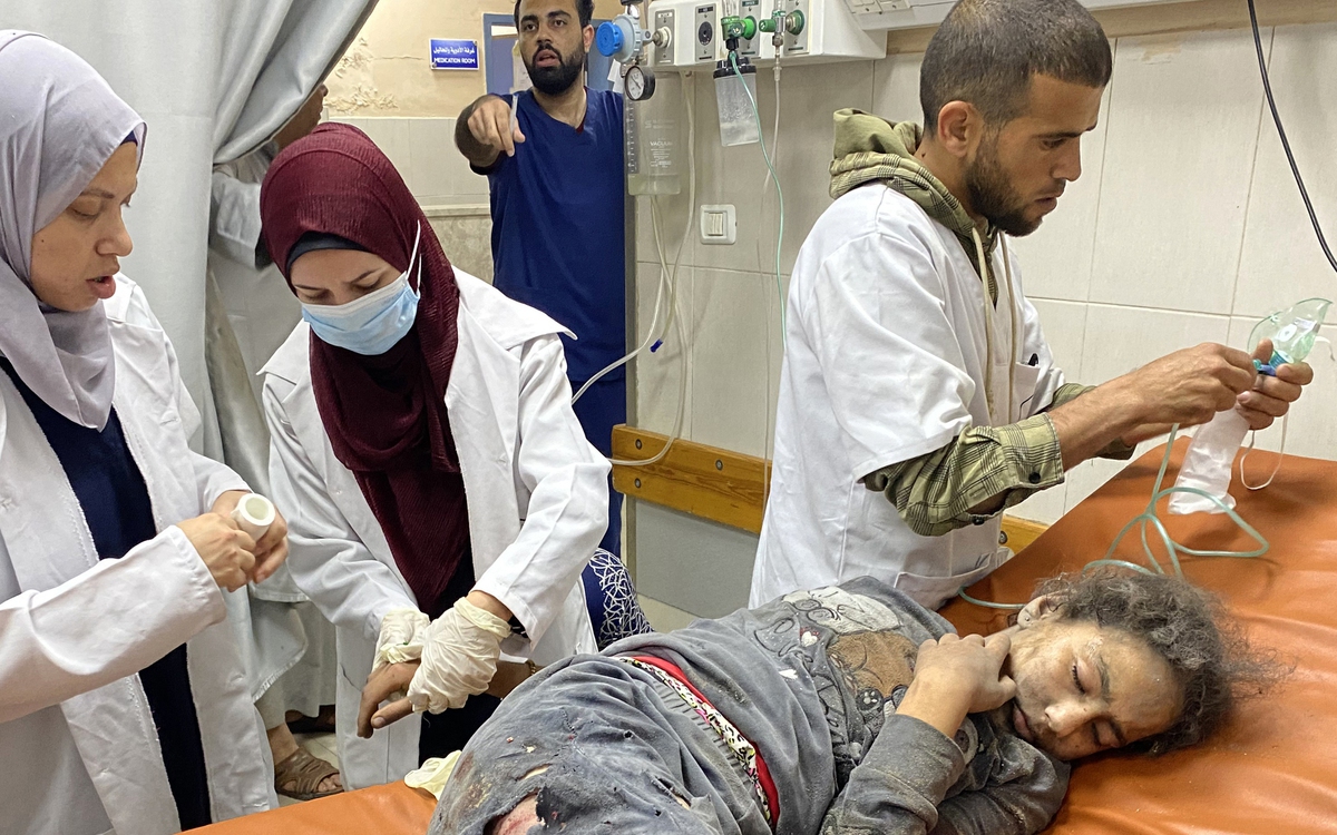 Bác sĩ ở Gaza ngất xỉu vì đói và kiệt sức trong lúc phẫu thuật