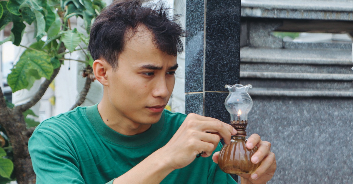 Chàng Gen Z Đà Nẵng Đốt Đèn Trông Mộ, Hành Trình Yêu Thương và Lan Toả