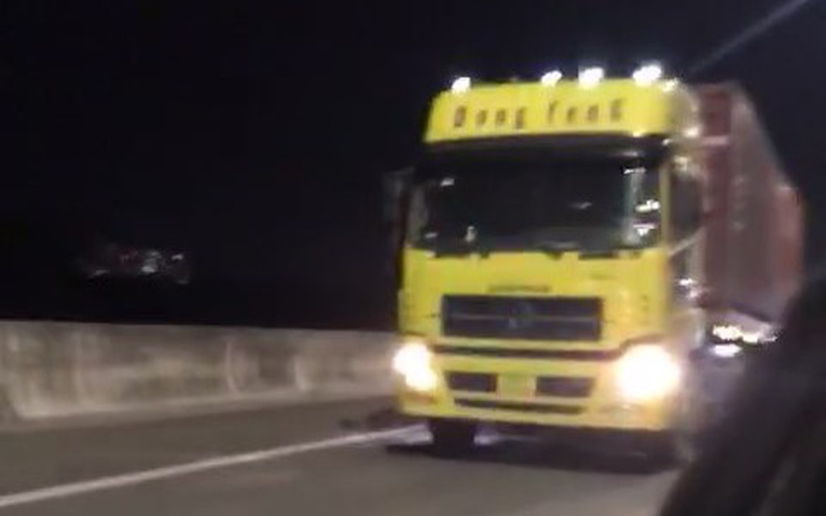 Voznik kontejnerskega tovornjaka pod vplivom mamil bežal pred policisti na avtocesti