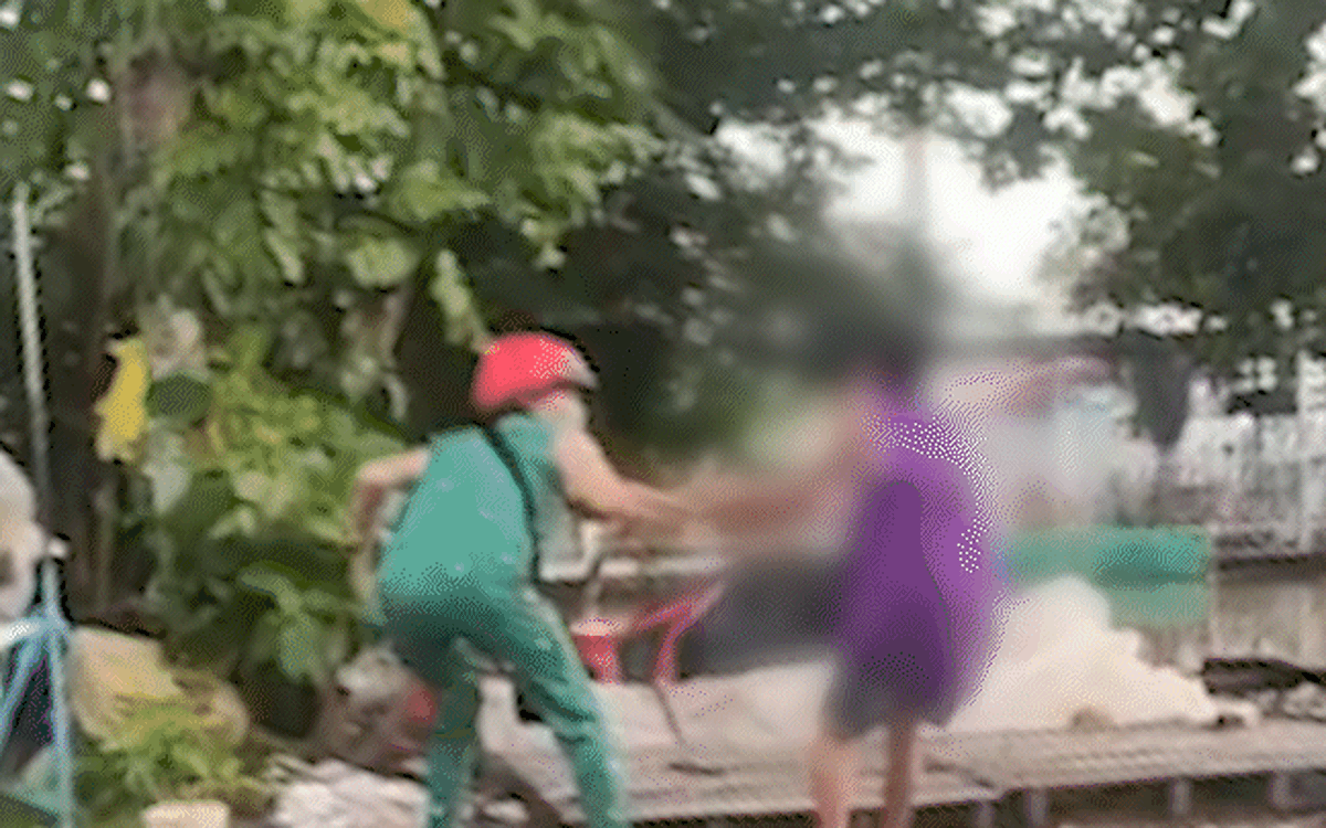 Moški spol s strani rodila je fizično kaznovan za prodajo cenenih vstopnic