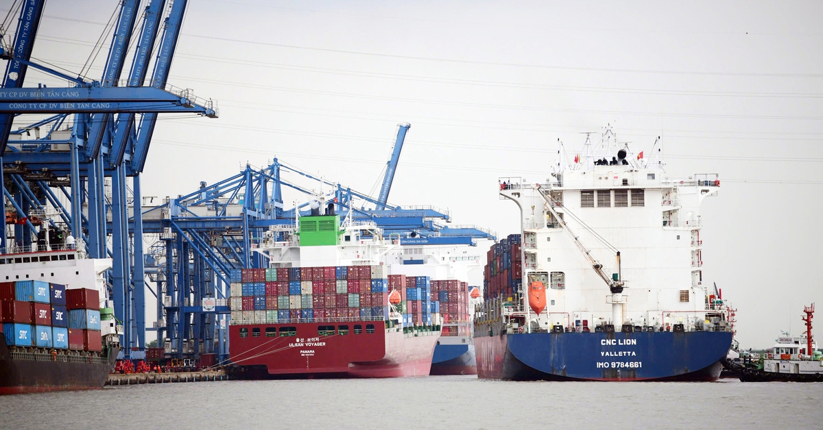 Logistics cho siêu đô thị TP.HCM: Gỡ quá tải bằng xây cầu, mở đường chưa đủ