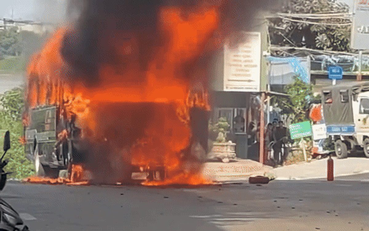 Na območju Starega mestnega jedra v Hanoju se je vročega popoldneva vnel avtobus