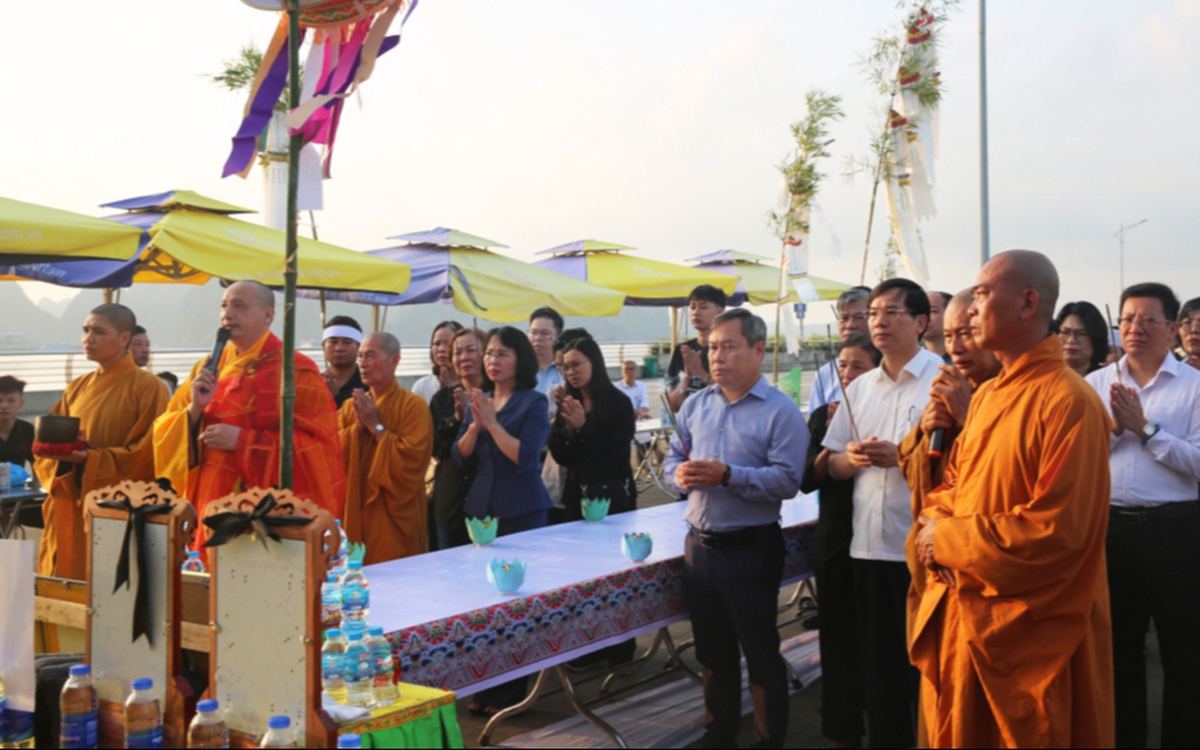 Quảng Ninh: Veliki obred proščenja za žrtve nesreče ladje v Hạ Long Bay