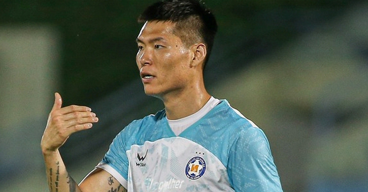 Ngoại binh Hàn Quốc khóc khi ký hợp đồng ở V-League