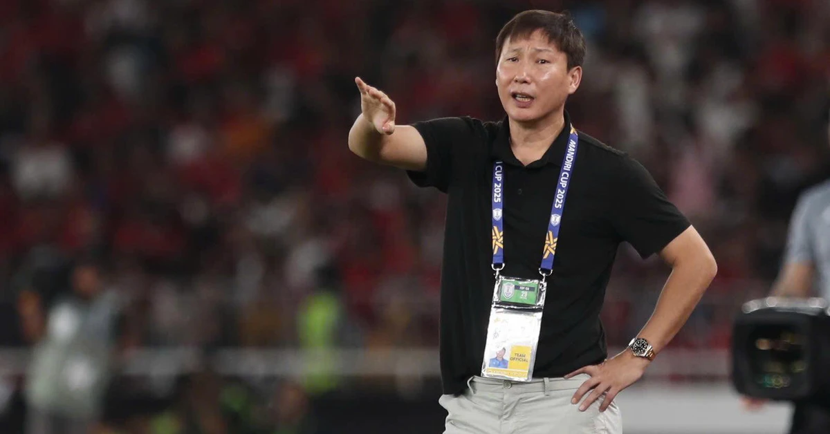 Trợ lý HLV U23 Indonesia nhận thẻ đỏ vì đá chai nước vào ông Kim Sang Sik Trợ lý HLV U23 Indonesia nhận thẻ đỏ vì đá chai nước vào ông Kim Sang Sik