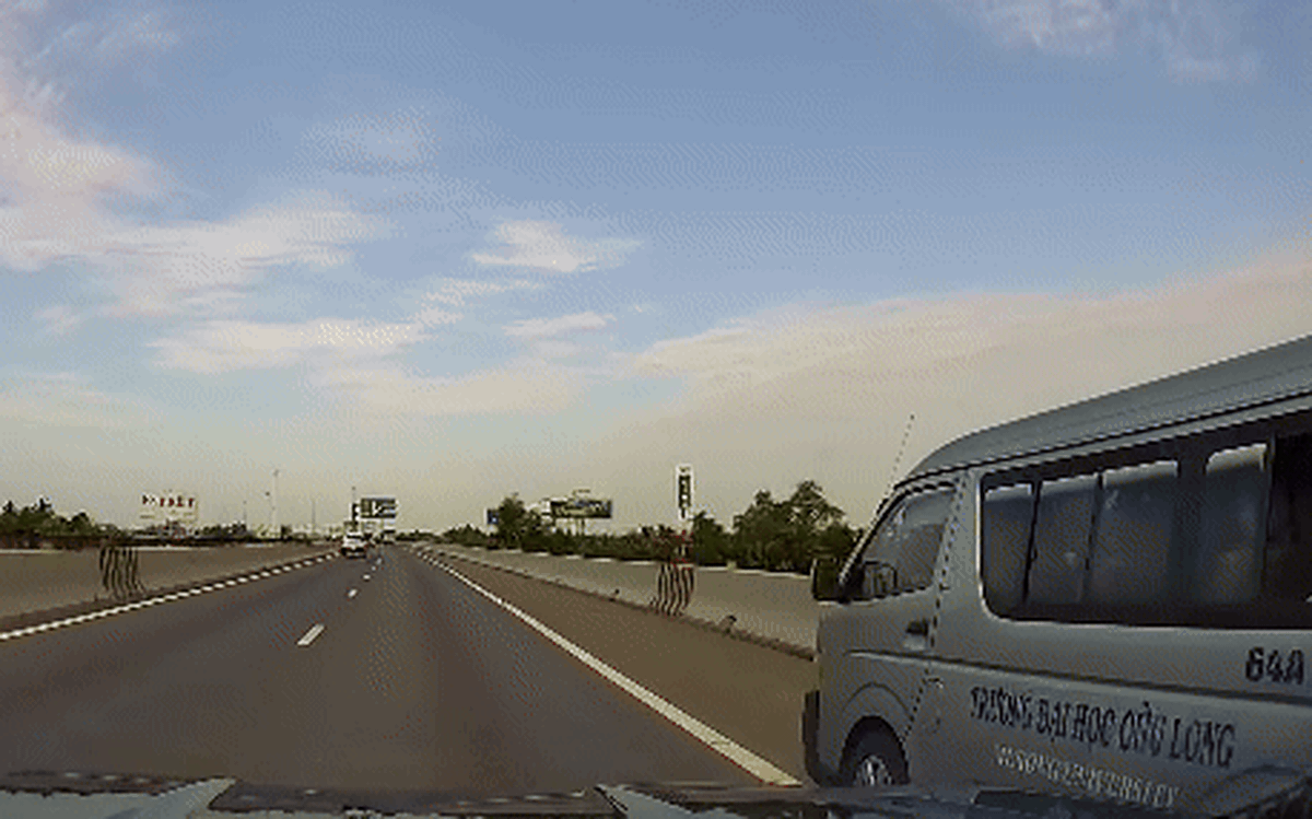Xe biển xanh đi vào làn khẩn cấp cao tốc TP.HCM - Trung Lương, tài xế thừa nhận vi phạm