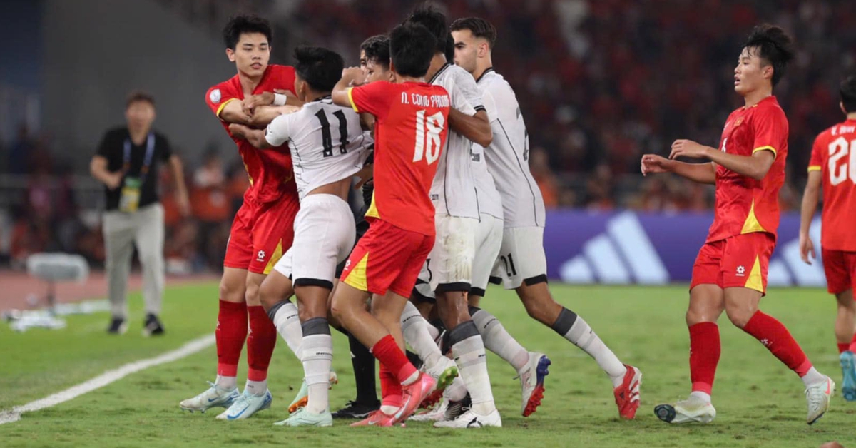 Video: Đình Bắc va chạm quyết liệt với các cầu thủ U23 Indonesia Video: Đình Bắc va chạm quyết liệt với các cầu thủ U23 Indonesia