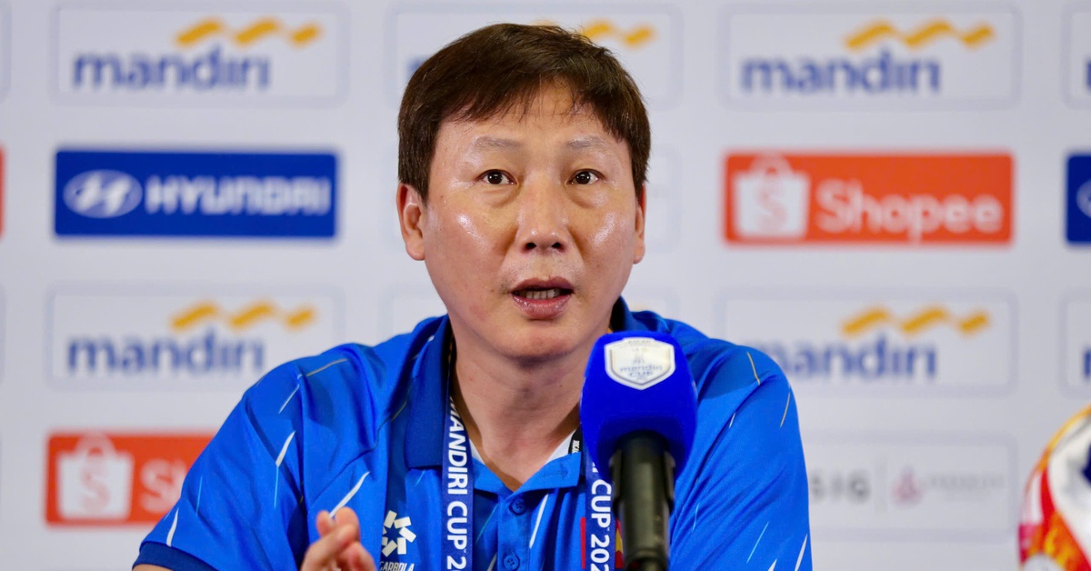 HLV Kim Sang Sik phủ nhận 'chơi chiêu' xếp chai nước ngăn U23 Indonesia ném biên