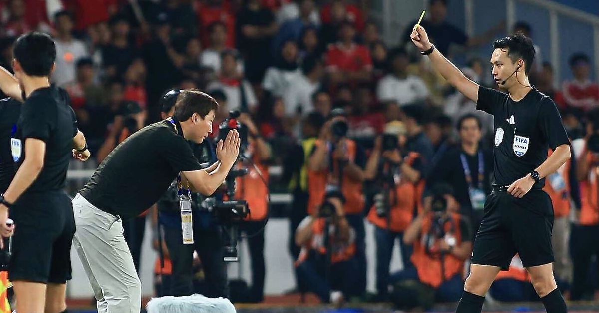 HLV Kim Sang Sik lạy trọng tài