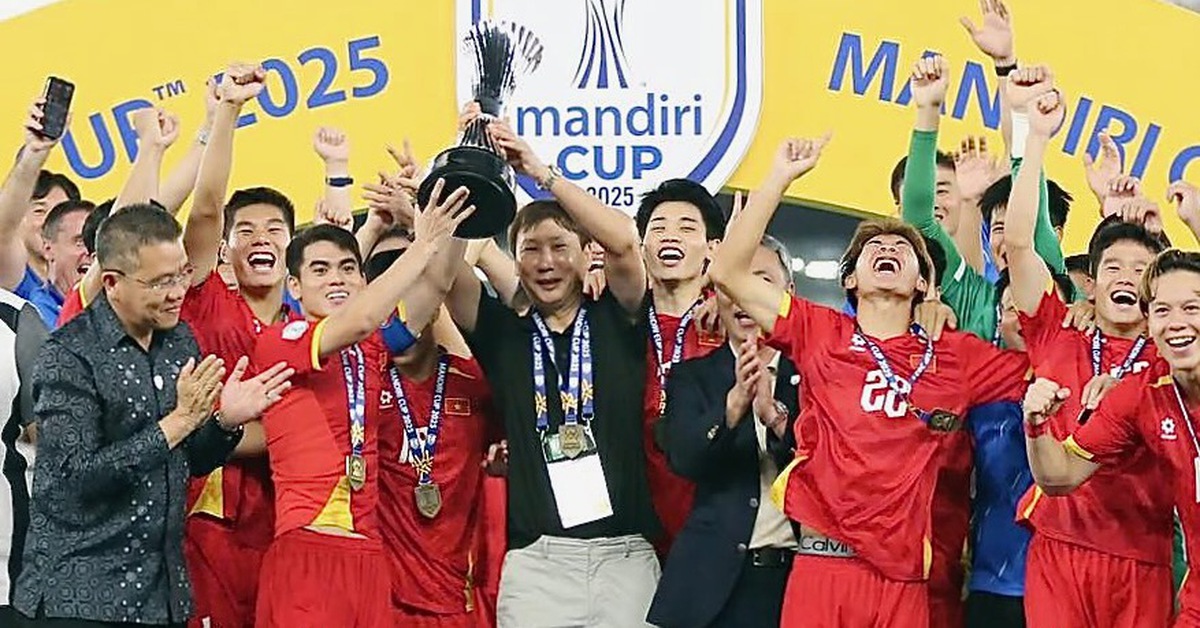 Chiều nay, U23 Việt Nam mang cúp vô địch về đến TP.HCM