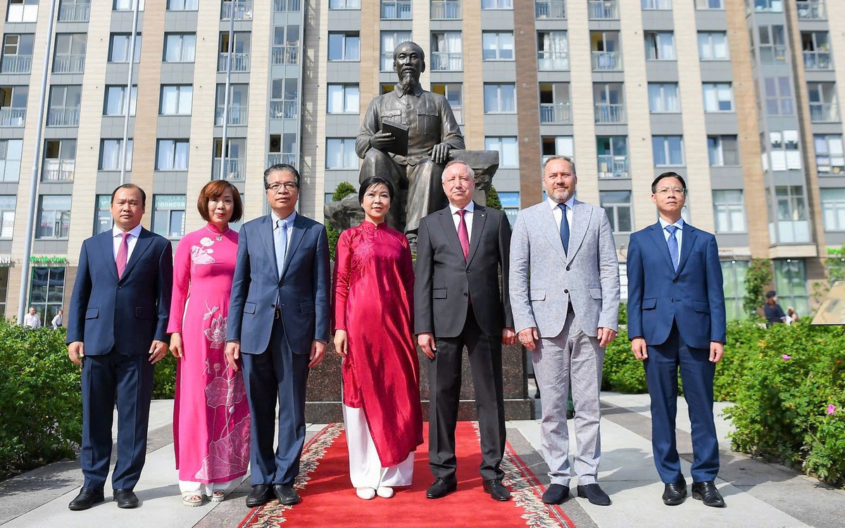 Phu nhân Ngô Phương Ly tham dự lễ khánh thành Quảng trường Hồ Chí Minh tại Saint Petersburg