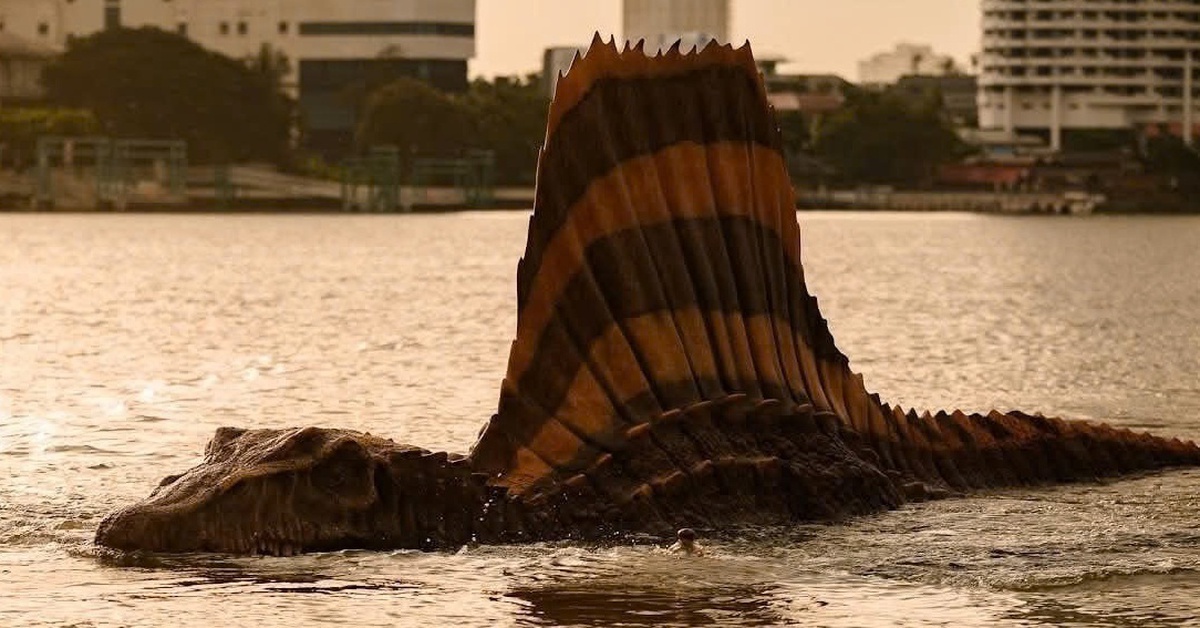 Thái Lan đem khủng long Spinosaurus ra sông Chao Phraya, người dân choáng khi xem loài tiền sử