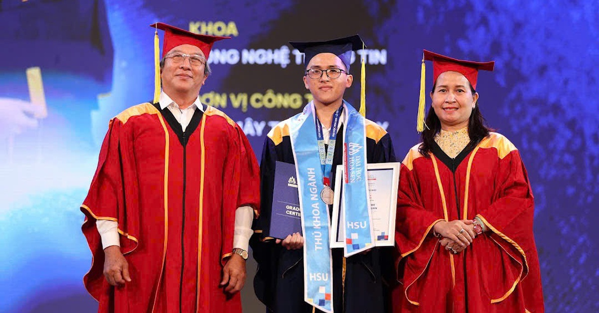 Gần 1.500 sinh viên Hoa Sen bất ngờ được tặng lễ phục tốt nghiệp