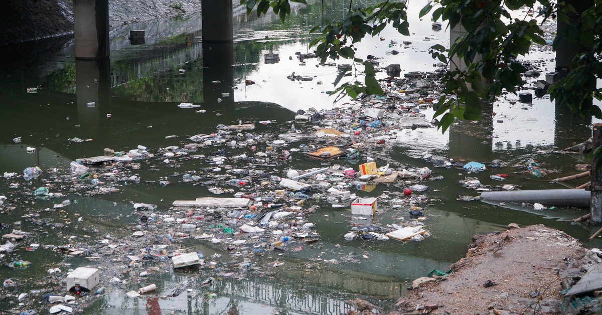 Rác nổi trắng sông Tô Lịch sau mưa lớn, Công ty Thoát nước Hà Nội nói gì?