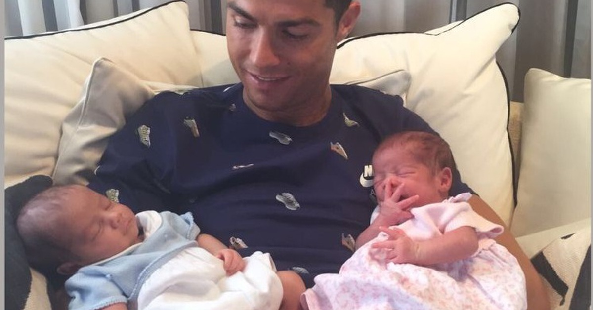 Cristiano Ronaldo từng ẵm hai cầu thủ Nuno Mendes và Vitinha lúc nhỏ?