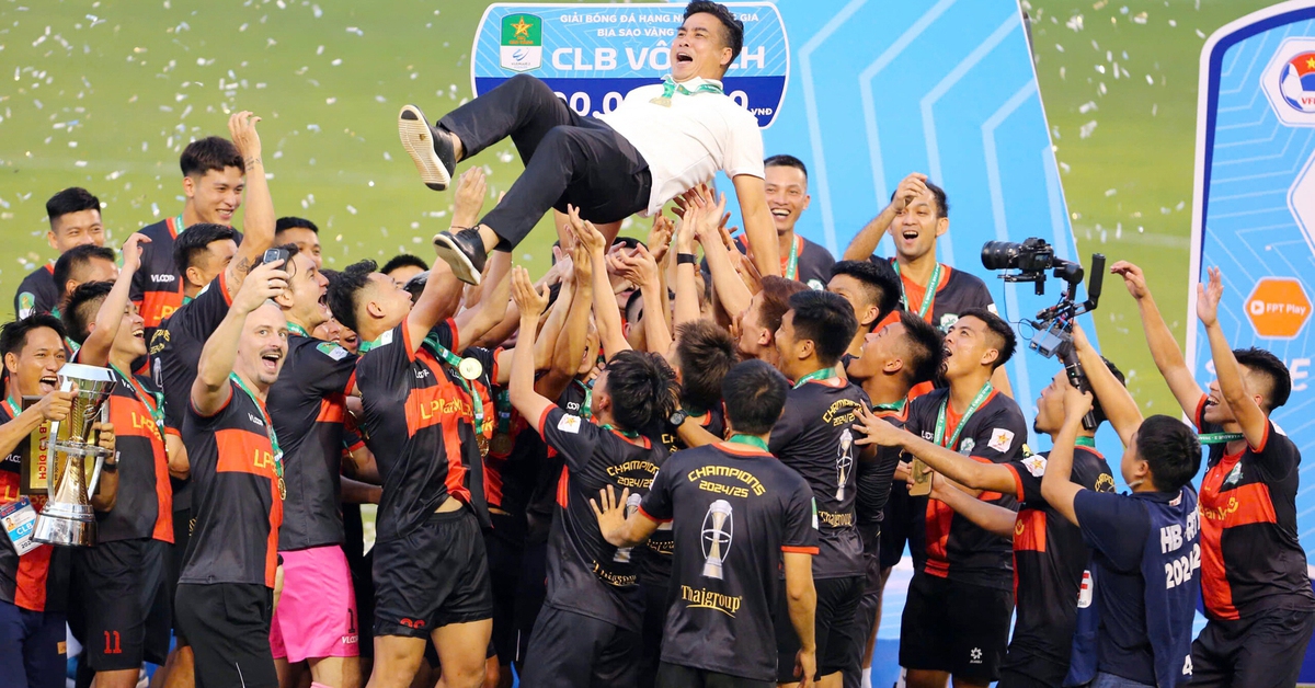V-League mùa mới 2025 - 2026: HLV có bằng Pro mới giữ được ghế