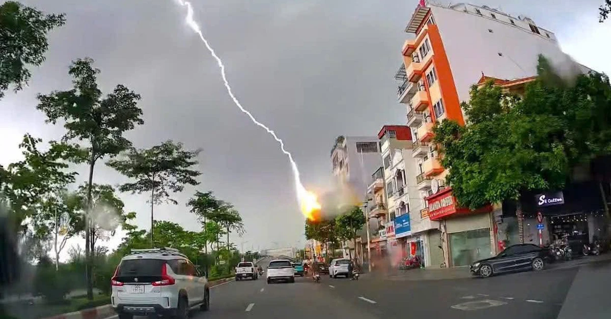 Clip khoảnh khắc sét đánh trúng nóc nhà dân ở Hà Nội sáng nay