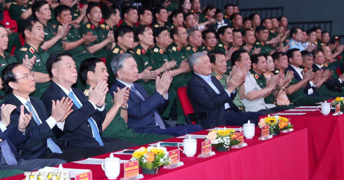 Tổng Bí thư Tô Lâm dự giao lưu nghệ thuật Khắc ghi lời Bác - vang nhịp quân hành