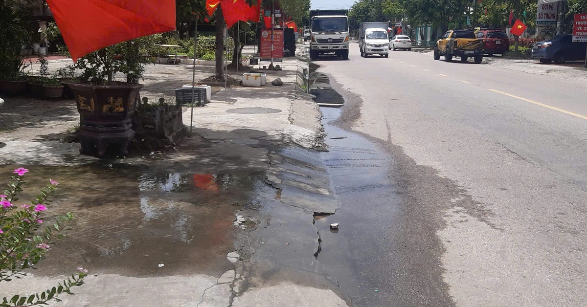 Đường ống nước ngầm hư hỏng, nước chảy tràn mặt đường cả tháng nhưng không ai xử lý