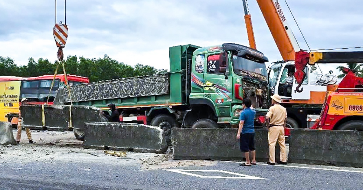 Xe khách va chạm xe đầu kéo trên quốc lộ 1, chắn ngang một làn đường
