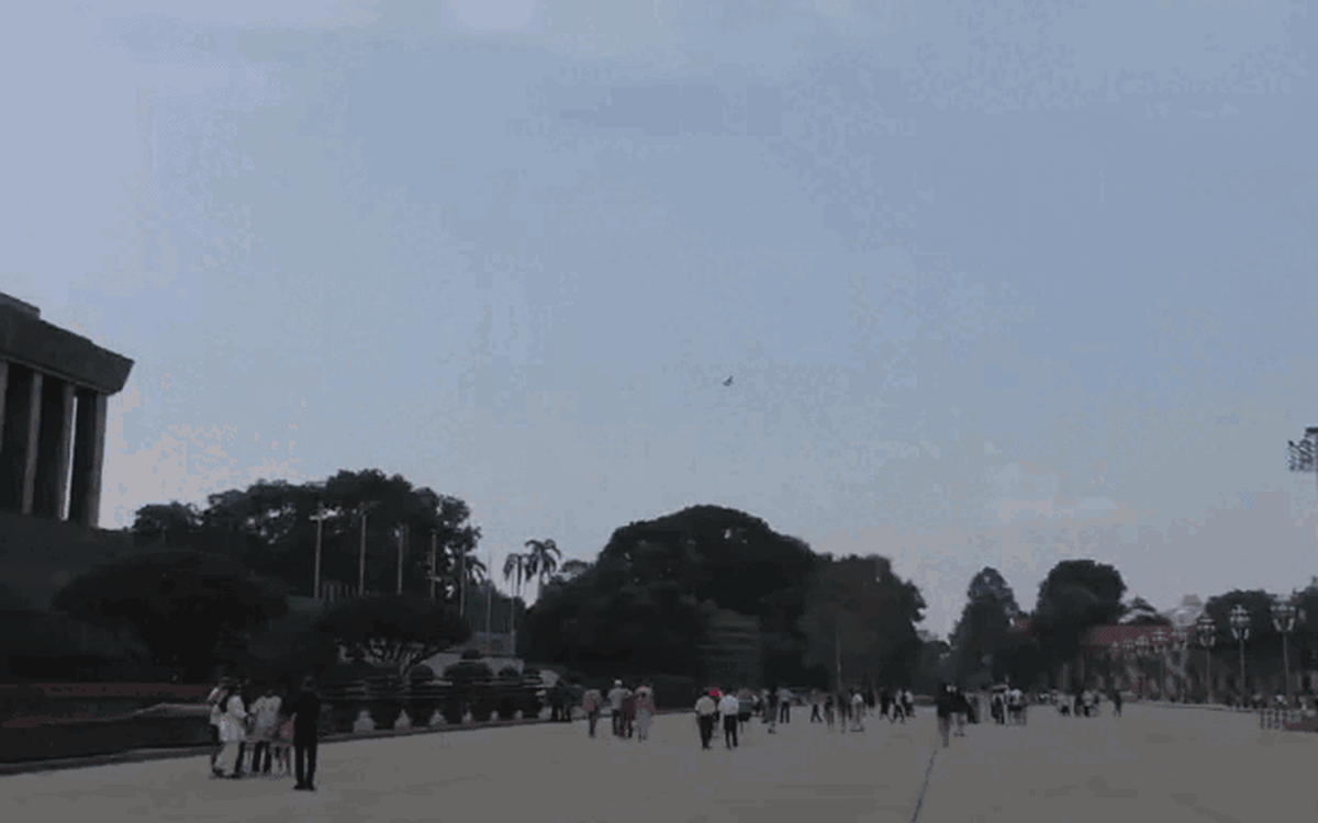 Vojaška letala preletavala Trg Ba Đình v Hanoju