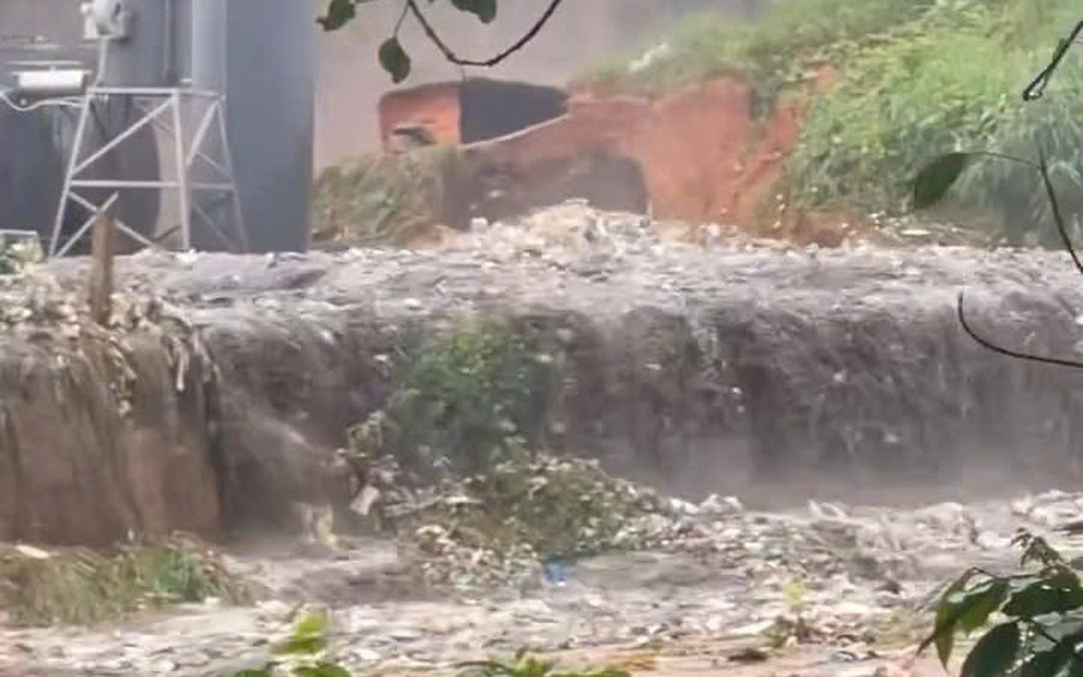 Po močnem deževju se je v Vietnamu zrušil nasip odlagališča odpadkov, ki je onesnažil okolje