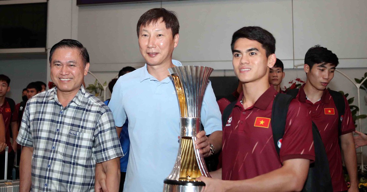 U23 Việt Nam cùng cúp vô địch trở về trong vòng tay người hâm mộ