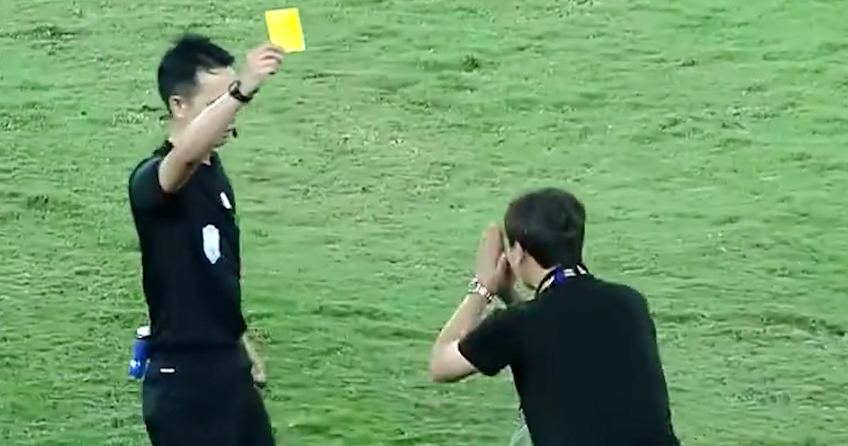 HLV Kim Sang Sik vái trọng tài và 