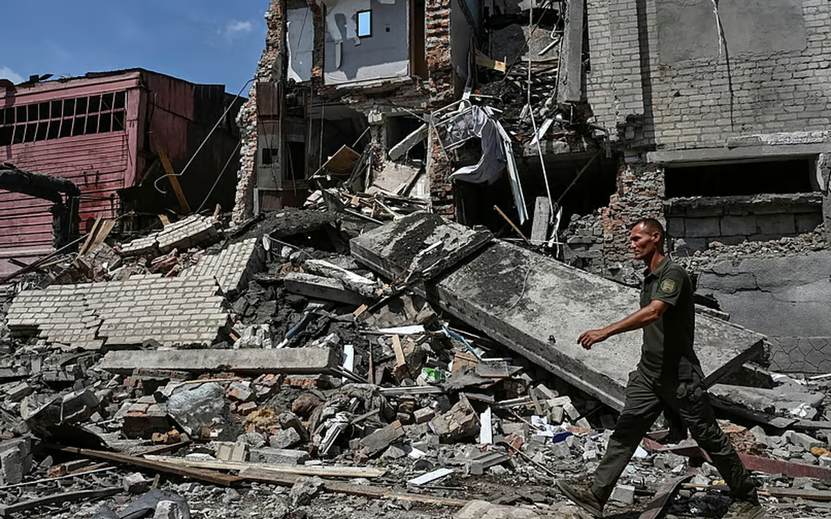 Ruski raketni napad na ukrajinsko vojaško oporišče: Več kot 20 žrtev