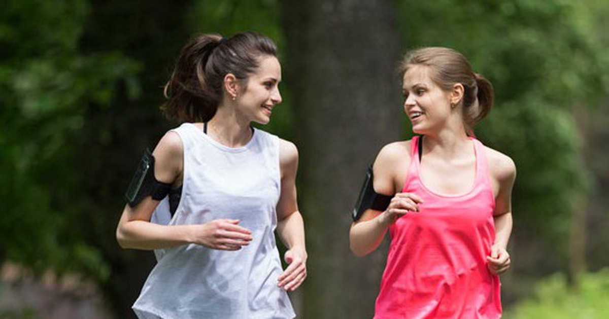 Nên mặc đồ bó hay rộng khi chơi thể thao?