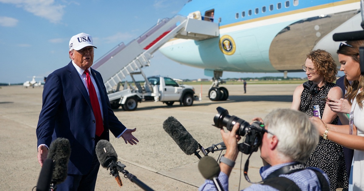 Ông Trump bất ngờ bác chuyện ngừng chuyển vũ khí cho Ukraine