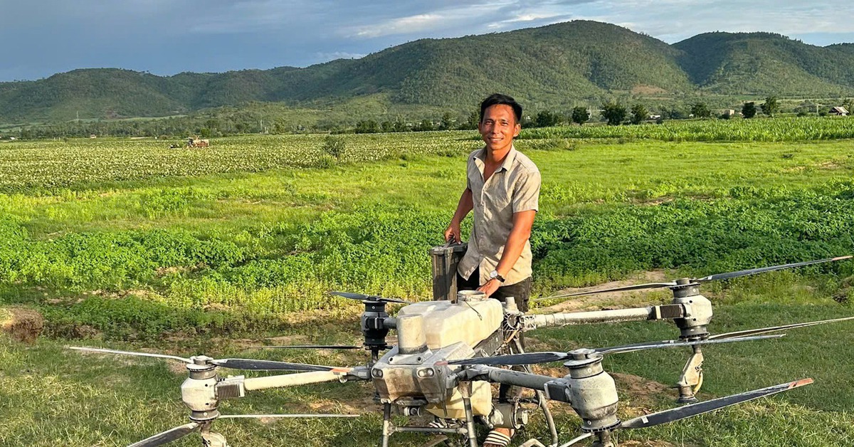Người lái drone cứu 2 em nhỏ giữa sông nói vừa cứu vừa... run