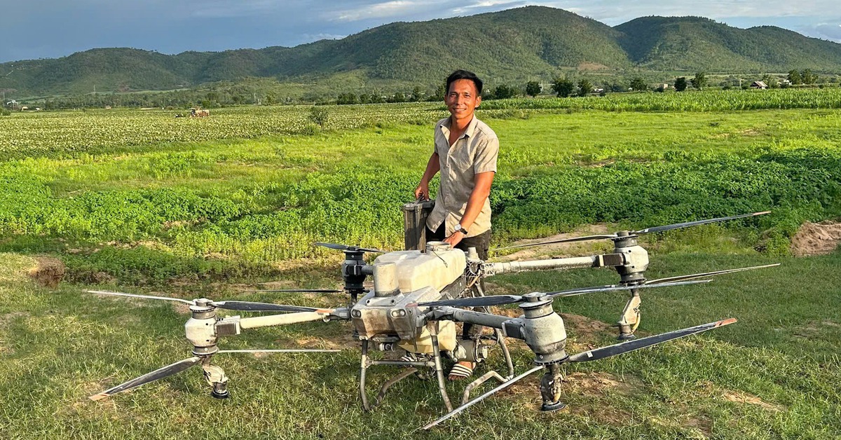 Báo Tuổi Trẻ tặng danh hiệu 'Bạn đồng hành quanh tôi' cho người lái drone cứu 2 trẻ kẹt lũ