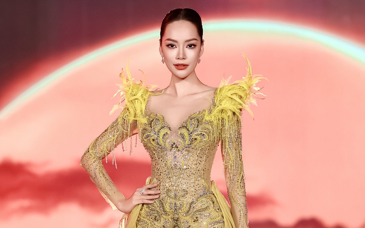Nhà thiết kế của những hoa hậu tấn công thị trường thời trang Trung Quốc