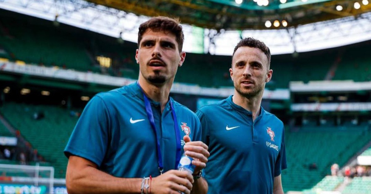Chelsea và Liverpool được khen 'giàu tình người'