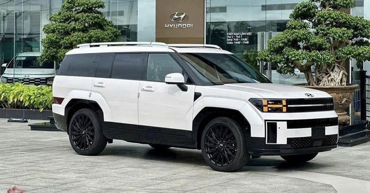 Tin tức giá xe: Hyundai Santa Fe xả kho giảm tới 220 triệu đồng, bản 'full' thấp hơn cả SUV cỡ C