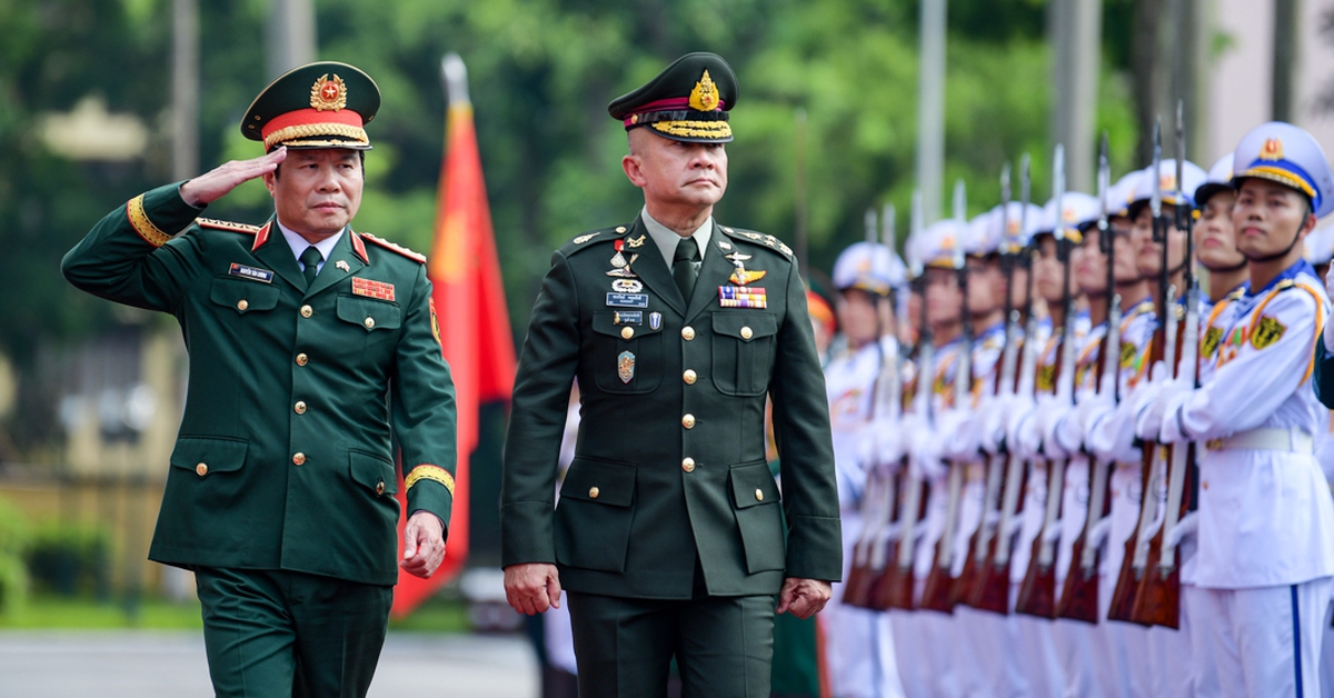 Đại tướng Nguyễn Tân Cương hội đàm với Tư lệnh lực lượng Quốc phòng Thái Lan