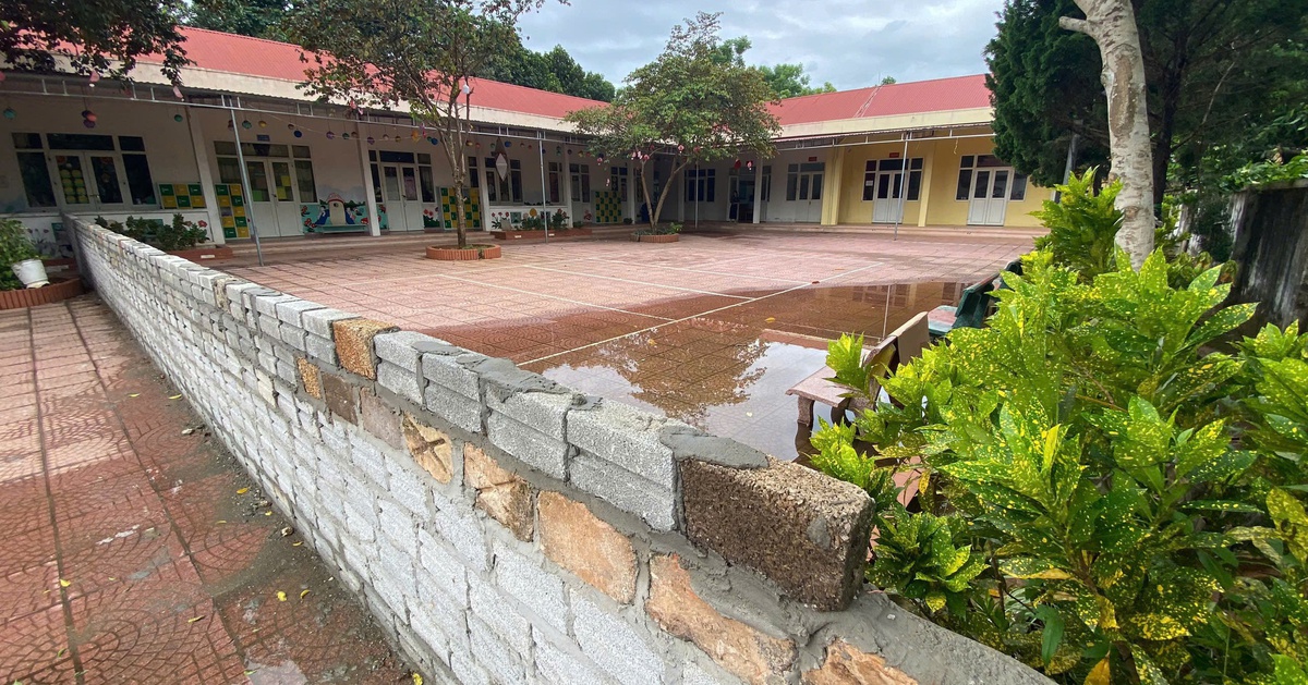 Hộ dân xây tường ngăn giữa sân trường, bức xúc vì 4 đời chủ tịch xã vẫn chưa thể cấp đổi đất