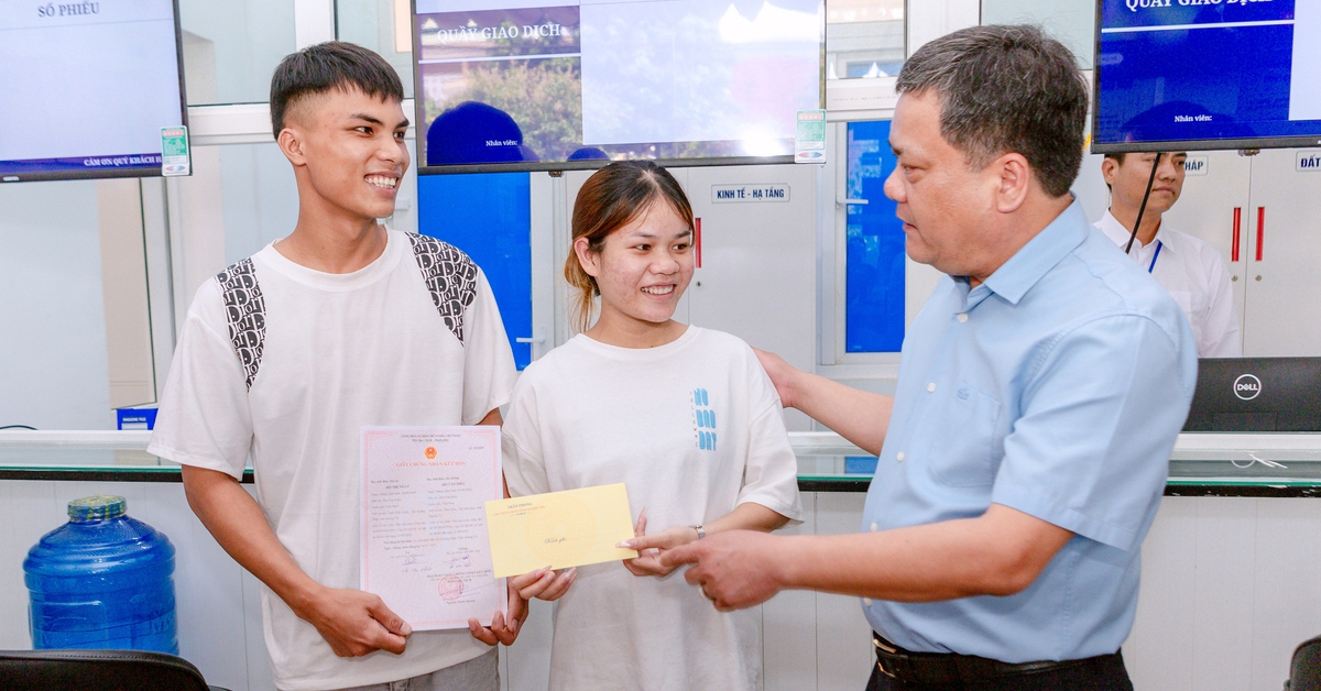 Về kiểm tra cơ sở, chủ tịch Quảng Trị bất ngờ trao giấy kết hôn, tặng quà đôi bạn trẻ
