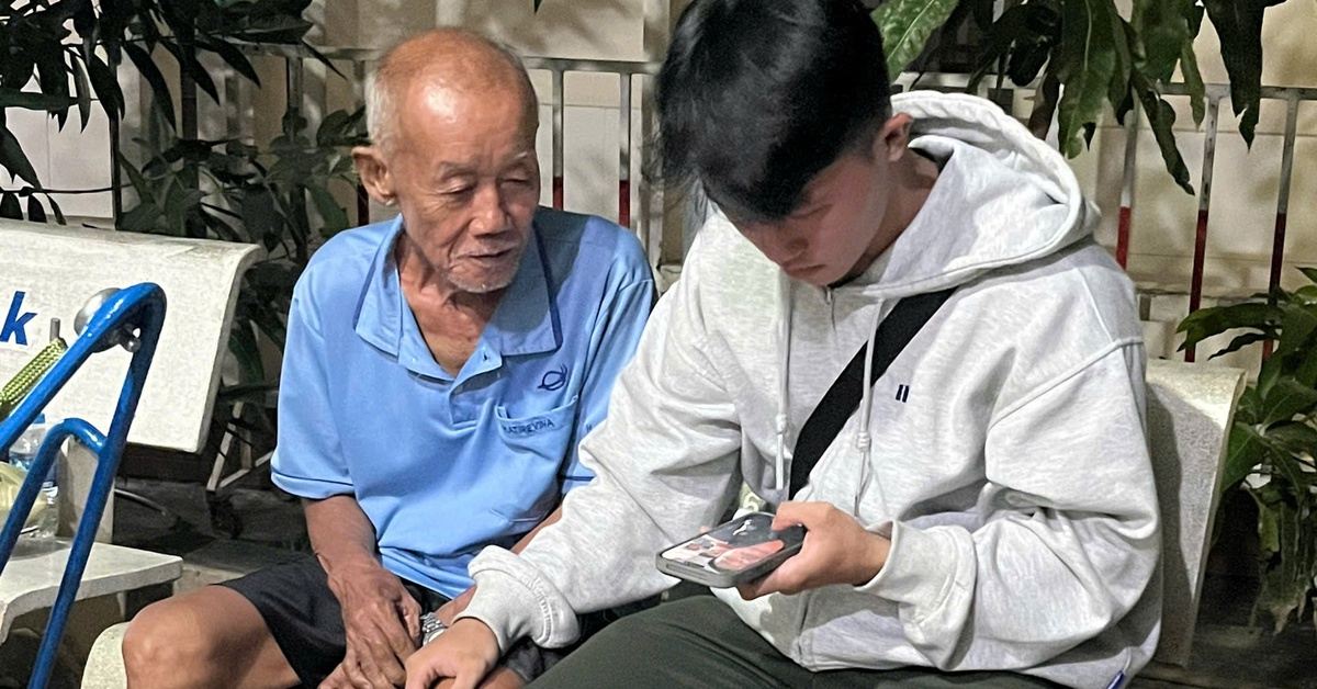 Cụ ông 77 tuổi ở Tây Ninh đi lạc hơn 70km, công an xã tìm được người thân đến đón lúc nửa đêm