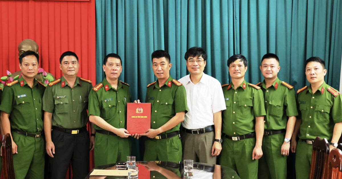 Khen thưởng công an vụ bắt người đàn ông 5 ngày gây ra 7 vụ cướp điện thoại của phụ nữ