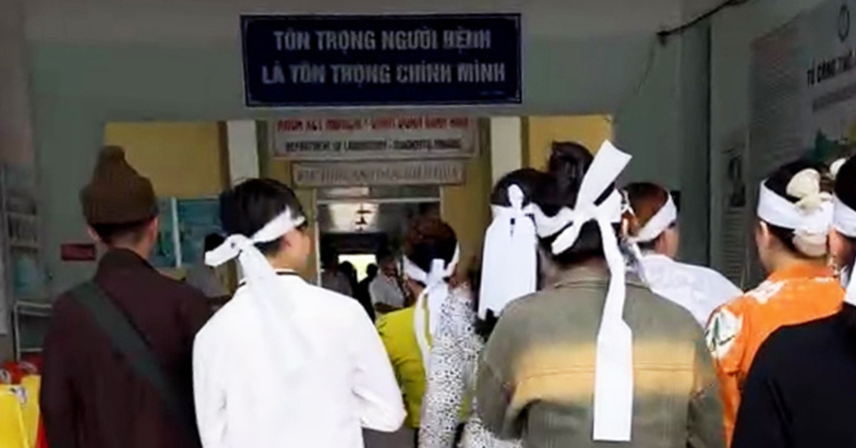 Người nhà mang di ảnh đến bệnh viện ‘trục vong’