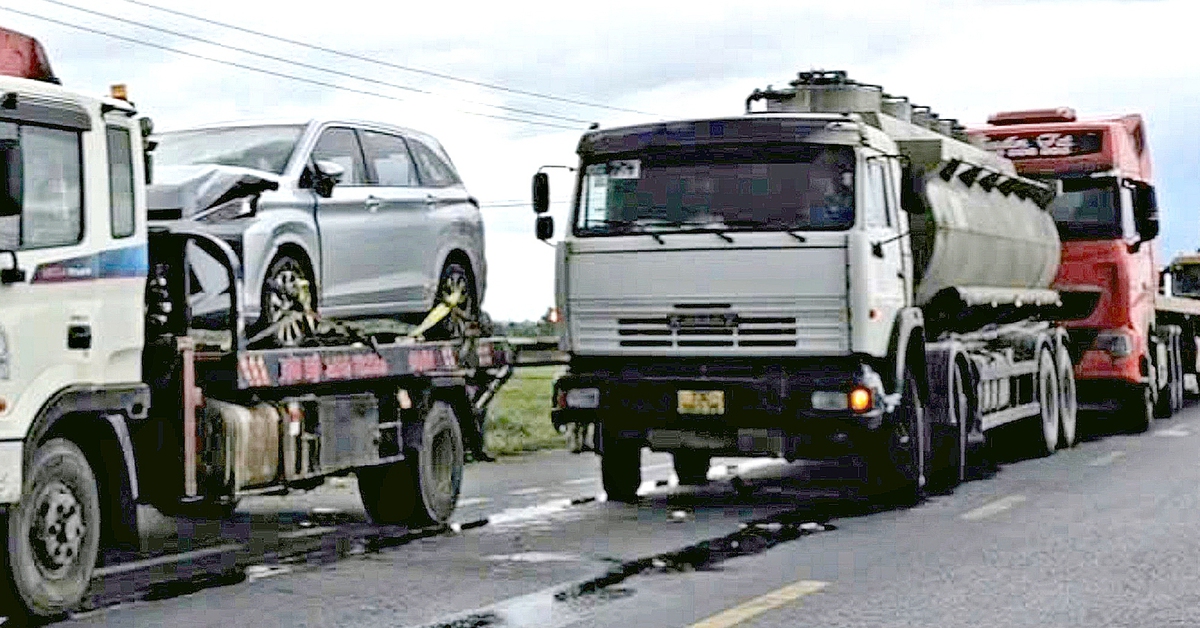 Xe bồn chở xăng bị húc móp đuôi sau cú va chạm liên hoàn 5 xe ô tô