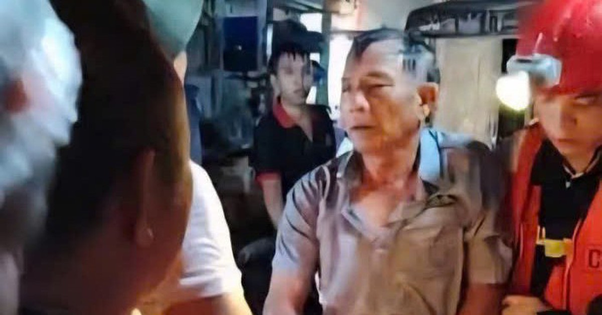 Cứu người đàn ông ở Đà Nẵng bị cuốn trôi xuống kênh 30m, bám vào cành cây