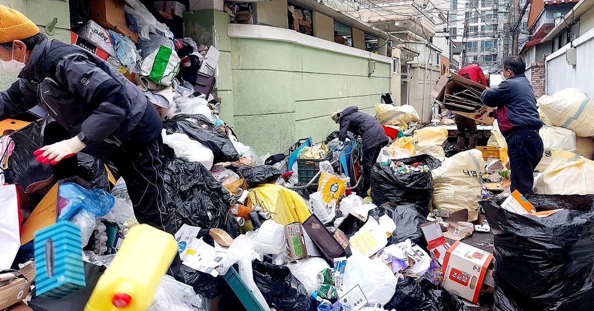 Sốc: Một nhà 3 người tích trữ hơn 80 tấn rác, dọn ba ngày mới xong