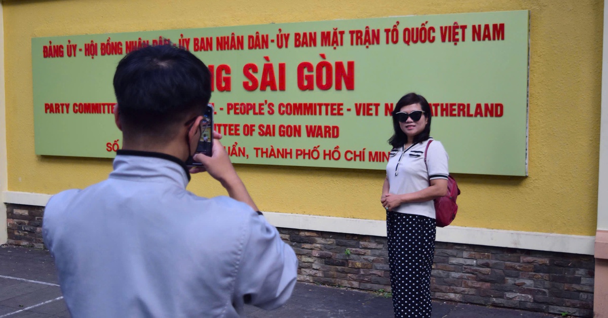 Trụ sở phường Sài Gòn thu hút người dân đến check-in